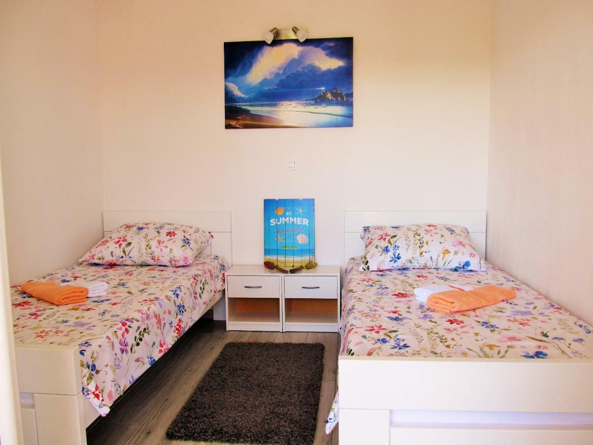 Apartmani Mala Sirena Maslenica Exterior foto